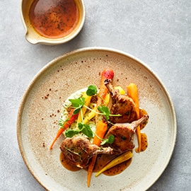 Lamskoteletjes met broccolistamp, worteltjes en honing tijmsaus Lamskoteletjes met broccolistamp, worteltjes en honing tijmsaus